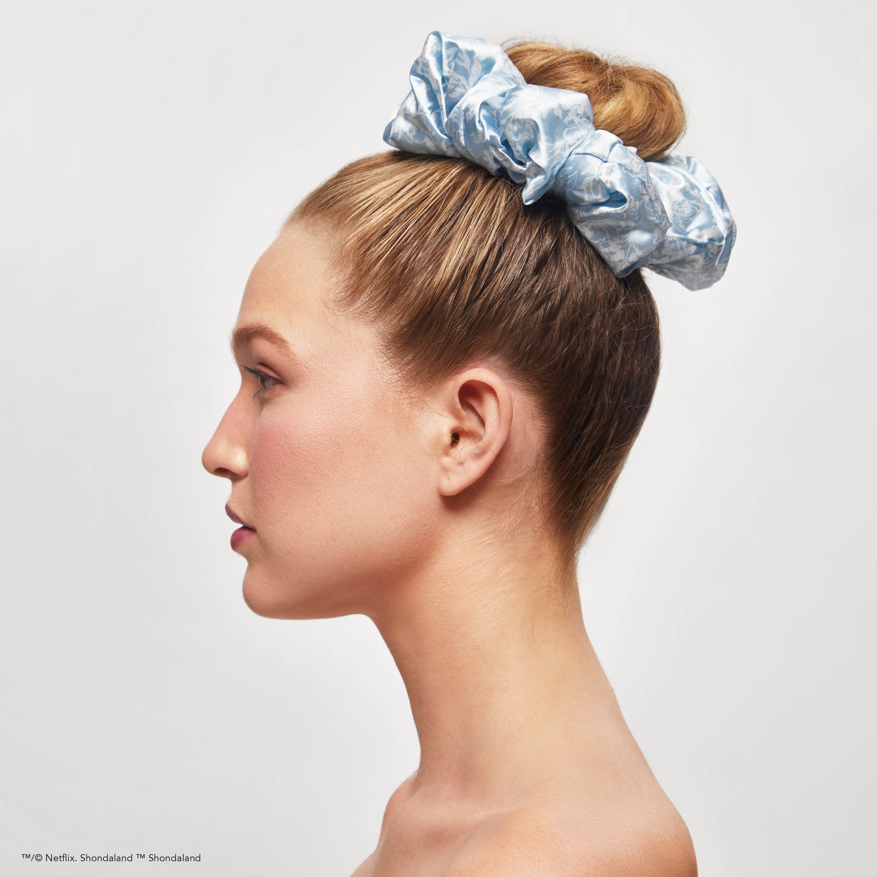 kitsch-x-bridgerton-satin-pillow-scrunchies-toile-de-blue-2er-set-limitiert image 5