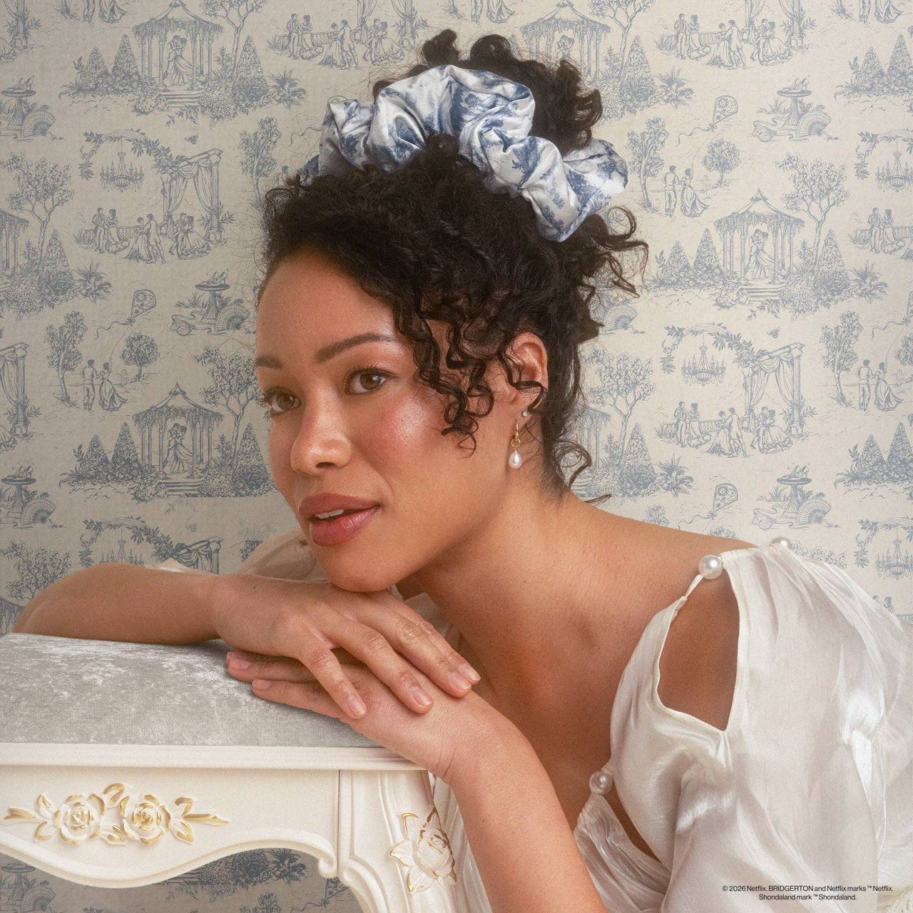 bridgerton-x-kitsch-satin-pillow-scrunchies-toile-in-bloom-2er-set image 3