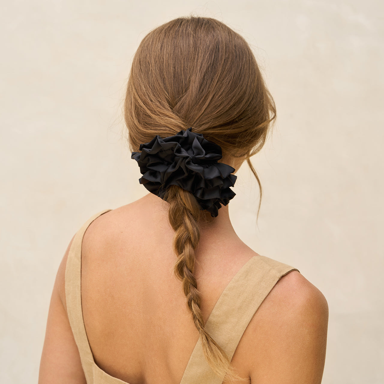 kitsch-black-ruffle-scrunchie-haargummi-schwarz image 5